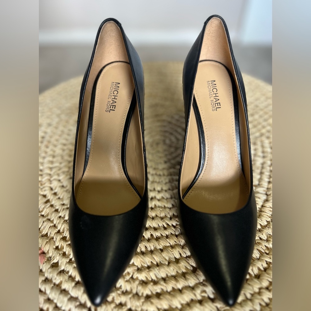 Michael Kors black pumps